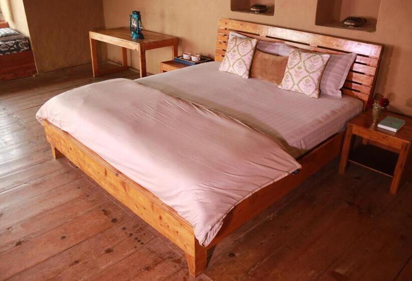 غرفة عائلية, The Goat Village