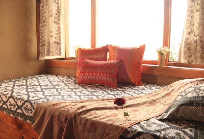 غرفة عائلية, The Goat Village