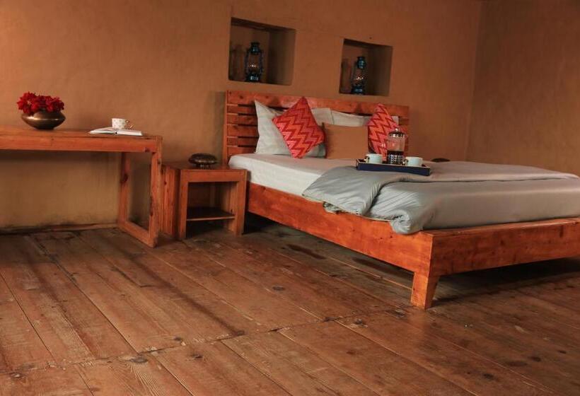 غرفة عائلية, The Goat Village