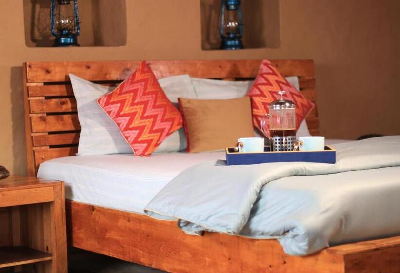 غرفة عائلية, The Goat Village