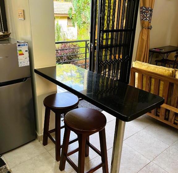 بانگلوی استاندارد, Airy Studio Flat With Beautiful Garden