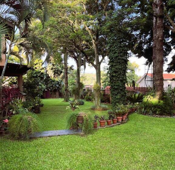 بانگلوی استاندارد, Airy Studio Flat With Beautiful Garden