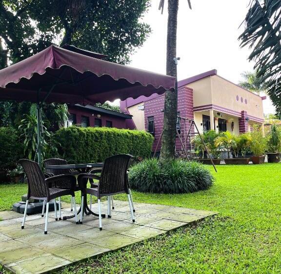 بانگلوی استاندارد, Airy Studio Flat With Beautiful Garden