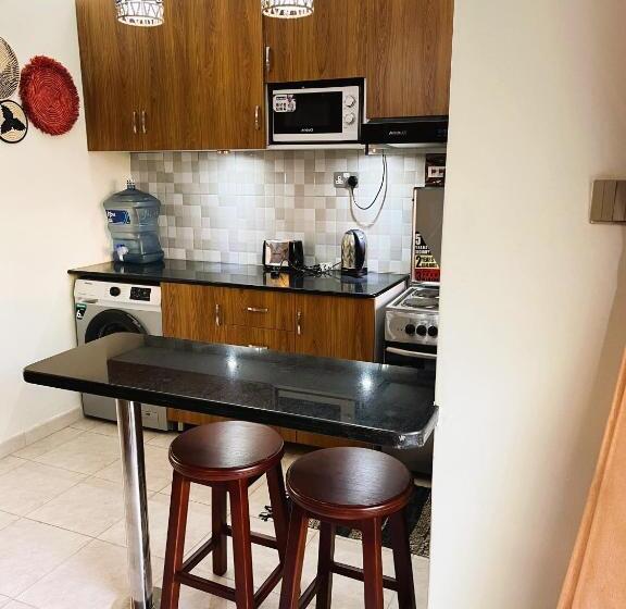 بانگلوی استاندارد, Airy Studio Flat With Beautiful Garden