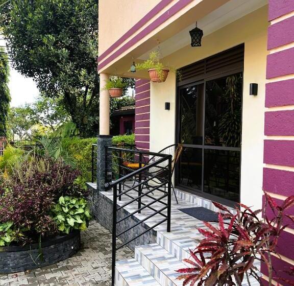 بانگلوی استاندارد, Airy Studio Flat With Beautiful Garden