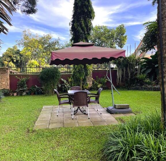 بانگلوی استاندارد, Airy Studio Flat With Beautiful Garden