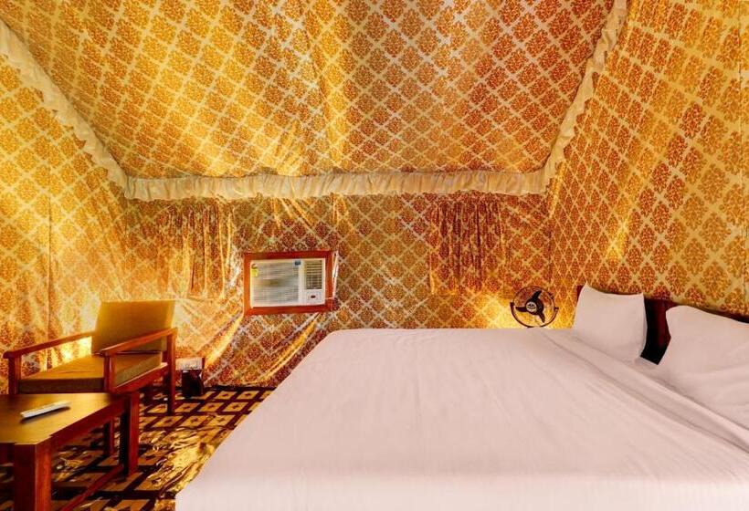 غرفة كلاسيكية ثلاثية, Oyo Pritampalace