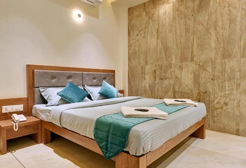 غرفة كلاسيكية, Swamini Kolhapur