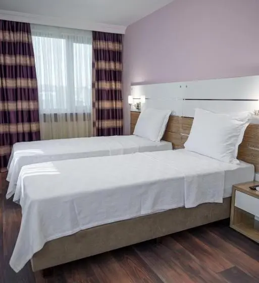 Deluxe Neljän Hengen Huone, Tok Epi̇k