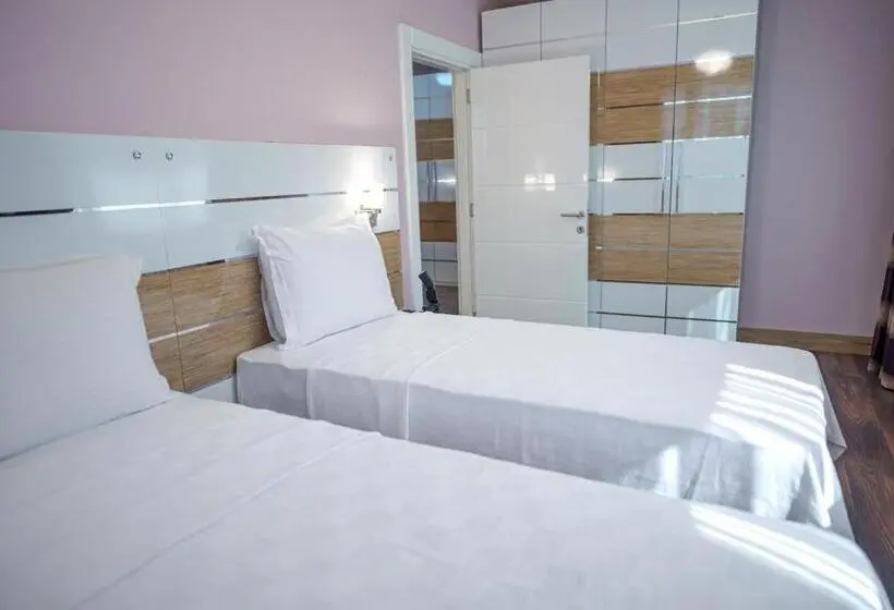 Deluxe Neljän Hengen Huone, Tok Epi̇k