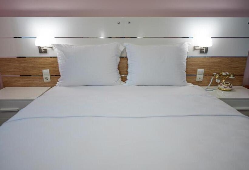 اتاق لوکس چهار تخته, Tok Epi̇k