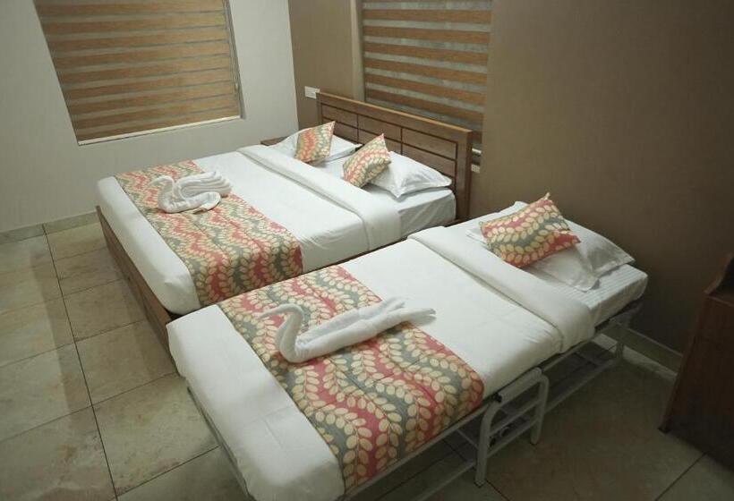 غرفة ديلوكس ثلاثية, Luxe Hotel   Rooms & Villas Wayanad