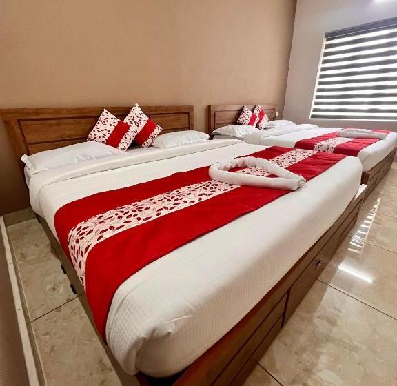 غرفة قياسية رباعية, Luxe Hotel   Rooms & Villas Wayanad