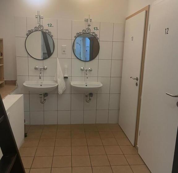 Quarto Estandar Banheiro Compartilhado, Gästezimmer An Der Stadtmauer