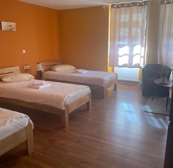 Quarto Triplo Estandar, Gästezimmer An Der Stadtmauer