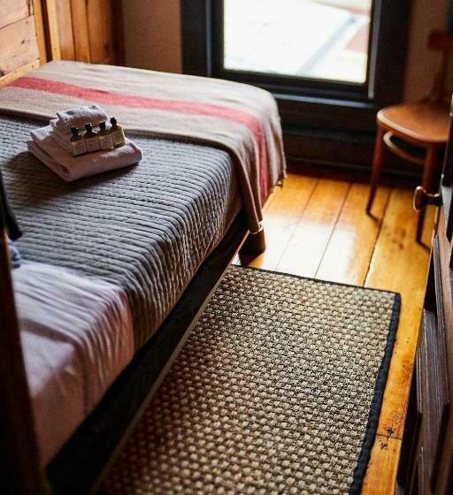 스탠다드 룸 공동 욕실, Crew S Quarters Boarding House   Caters To Men