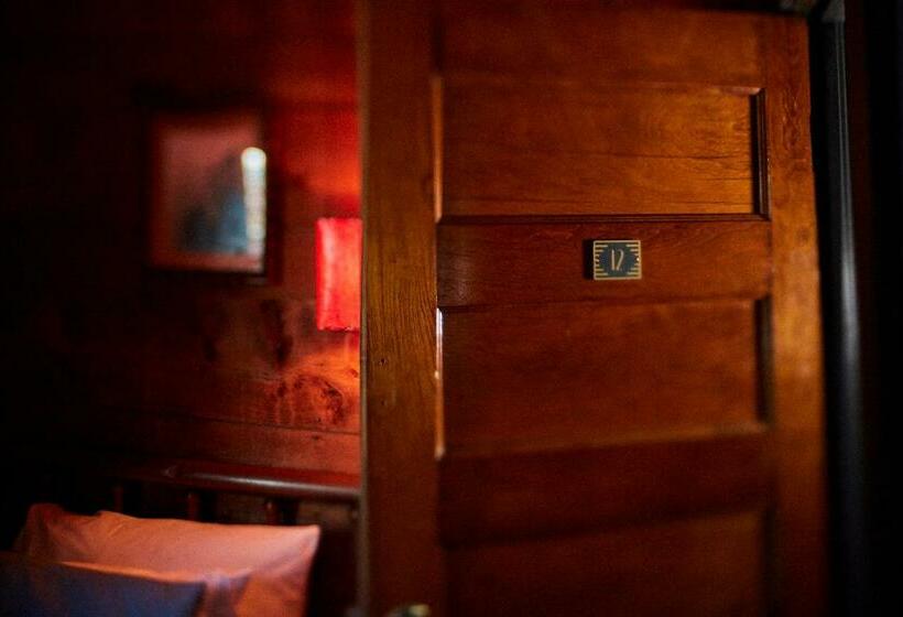 스탠다드 룸 공동 욕실, Crew S Quarters Boarding House   Caters To Men