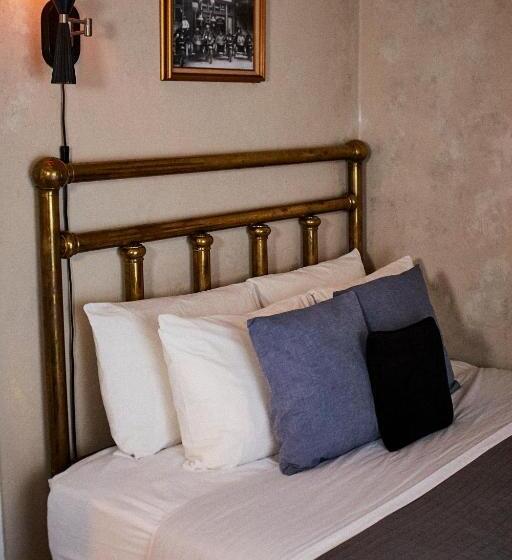 스탠다드 룸 공동 욕실, Crew S Quarters Boarding House   Caters To Men