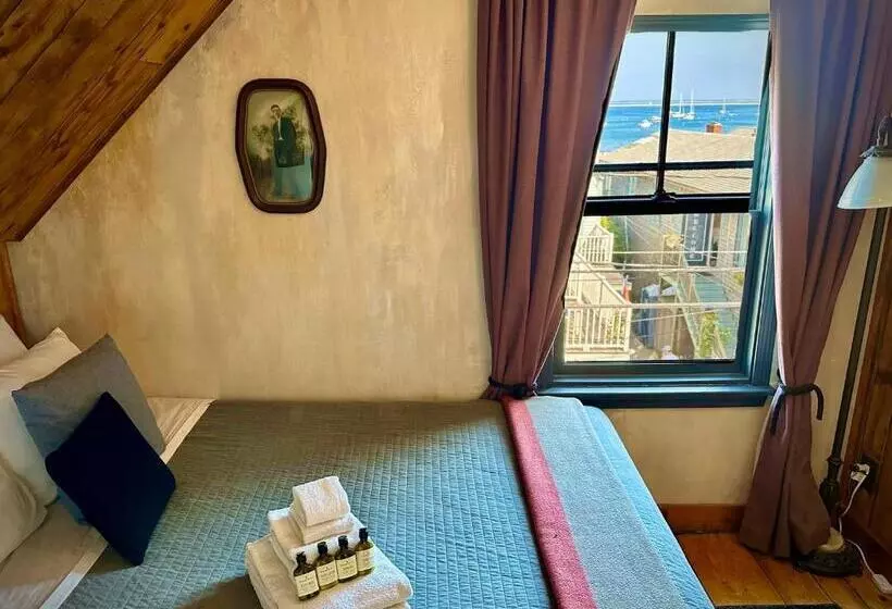 اتاق لوکس, Crew S Quarters Boarding House   Caters To Men