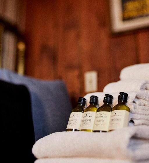 디럭스 룸, Crew S Quarters Boarding House   Caters To Men