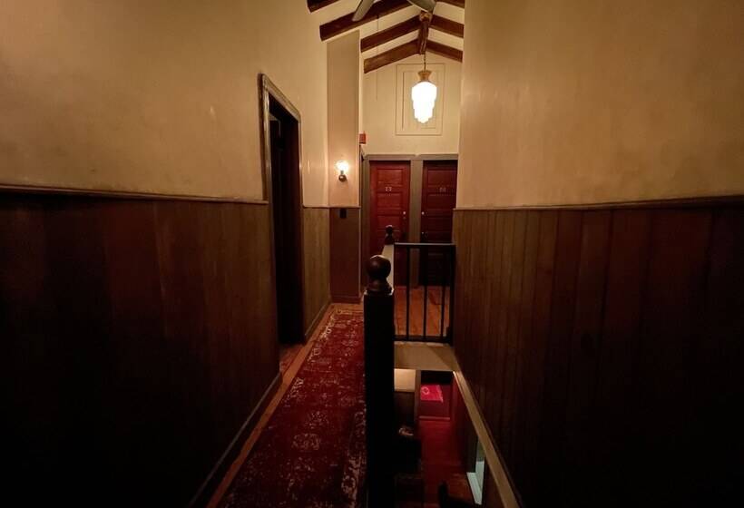 스탠다드 룸 공동 욕실, Crew S Quarters Boarding House   Caters To Men