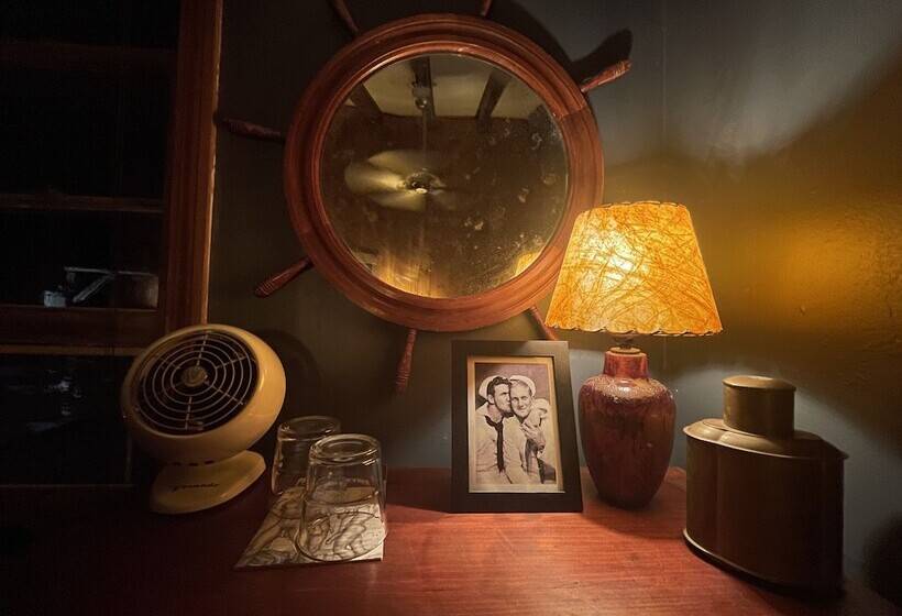 스탠다드 룸 공동 욕실, Crew S Quarters Boarding House   Caters To Men