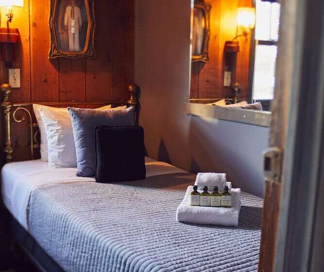 스탠다드 룸 공동 욕실, Crew S Quarters Boarding House   Caters To Men