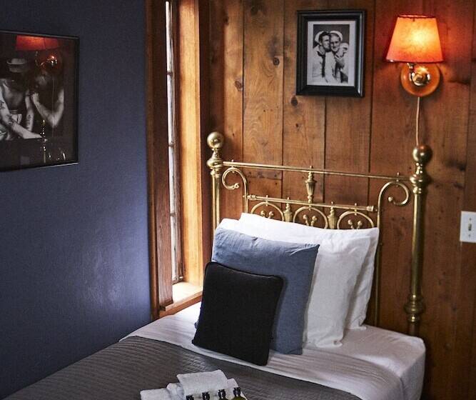 스탠다드 룸 공동 욕실, Crew S Quarters Boarding House   Caters To Men