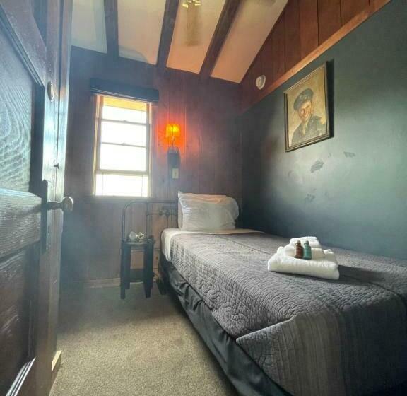 스탠다드 룸 공동 욕실, Crew S Quarters Boarding House   Caters To Men