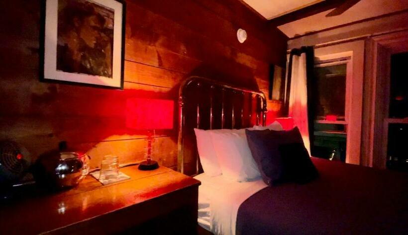 스탠다드 룸 공동 욕실, Crew S Quarters Boarding House   Caters To Men