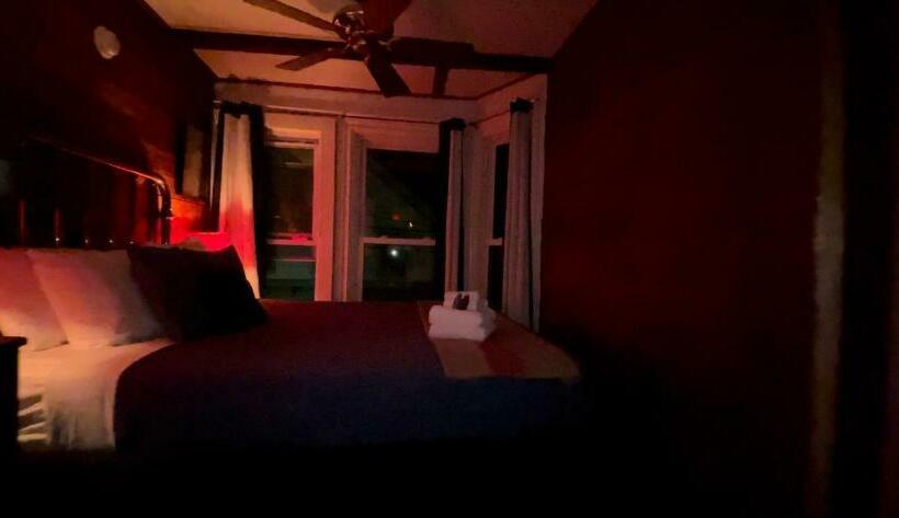 스탠다드 룸 공동 욕실, Crew S Quarters Boarding House   Caters To Men