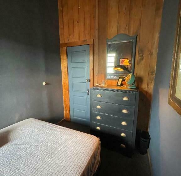 스탠다드 룸 공동 욕실, Crew S Quarters Boarding House   Caters To Men