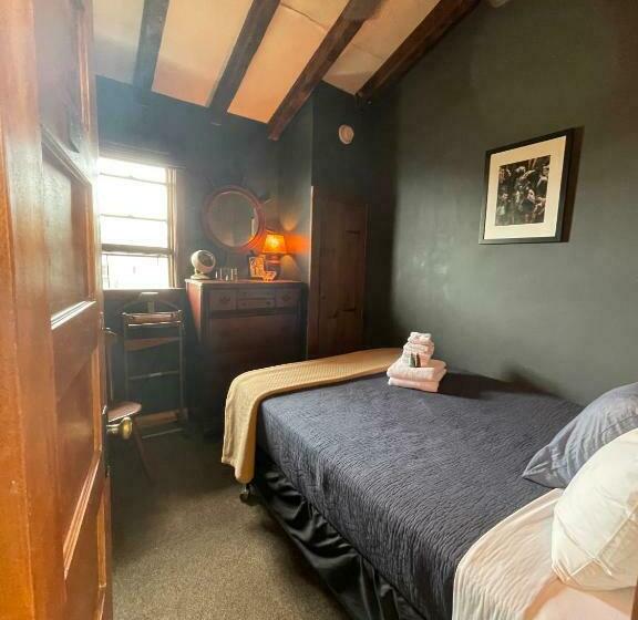 스탠다드 룸 공동 욕실, Crew S Quarters Boarding House   Caters To Men