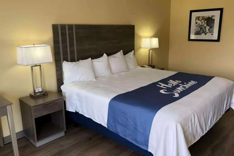 キングサイズベッドのスタンダードルーム, Days Inn By Wyndham Cape Carteret