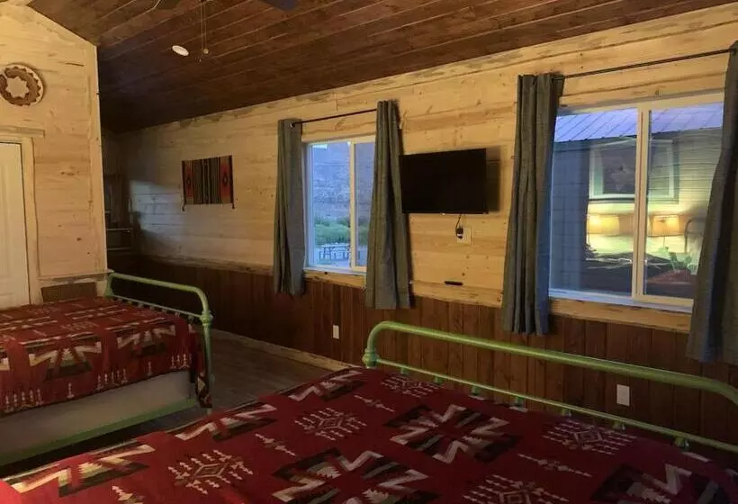 Standard-studio, The Rim Rock Inn