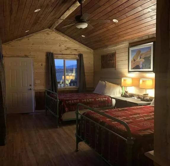Standard-studio, The Rim Rock Inn
