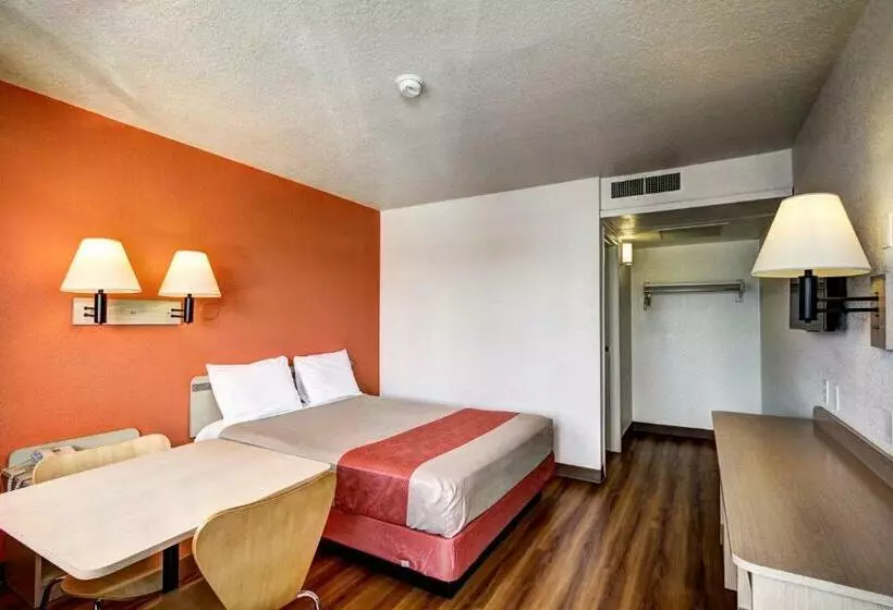 Standard-invahuone, Motel 6 Wells