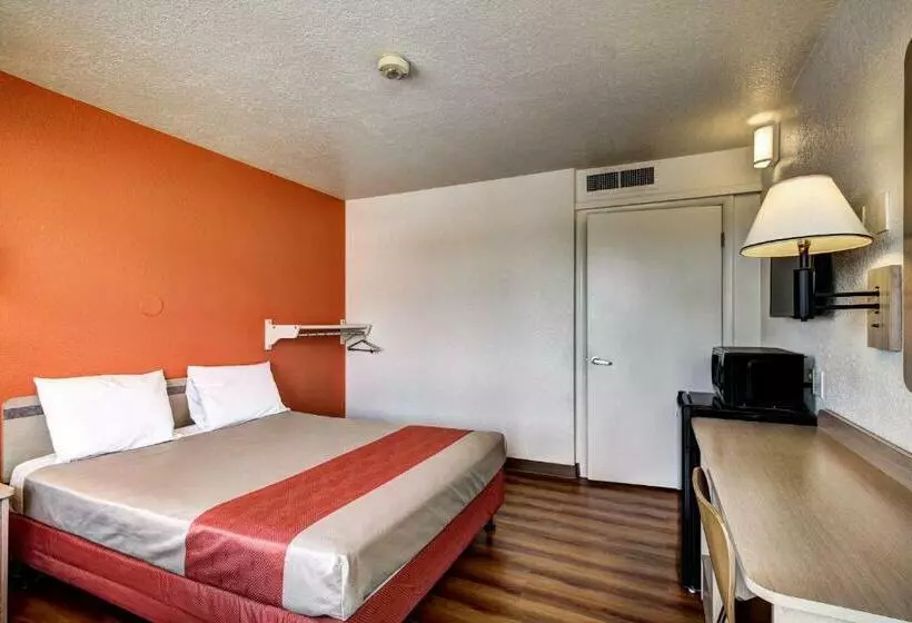 Standard-invahuone, Motel 6 Wells