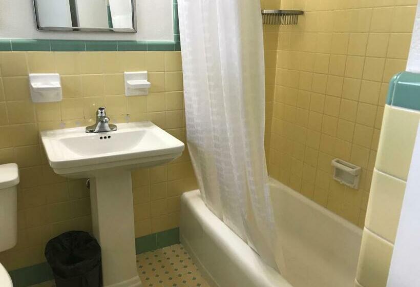 غرفه قياسيه سريرين مزدوجين, Silver Princess Motel