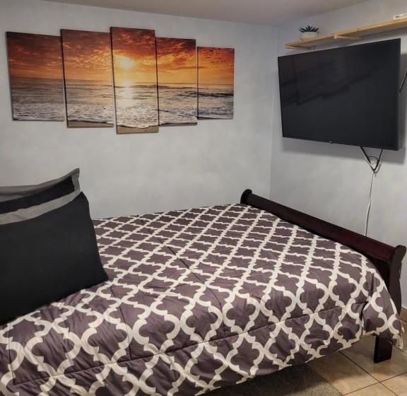 اتاق استاندارد, Close To Everything In The Falls And Notl