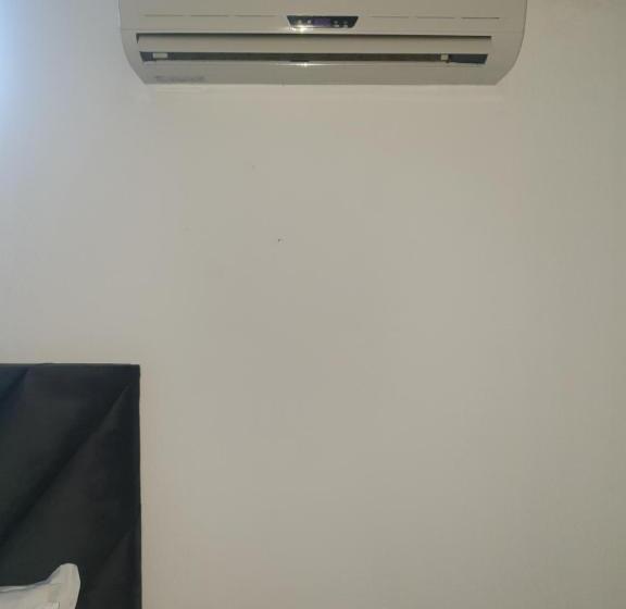 غرفة عائلية, Hkm Guest House