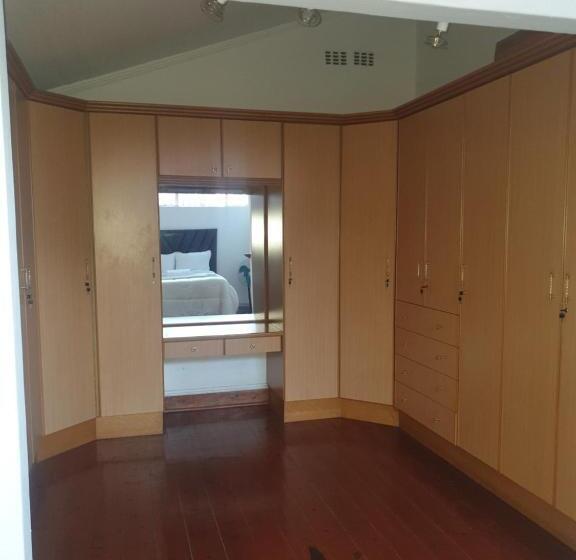 غرفة عائلية, Hkm Guest House