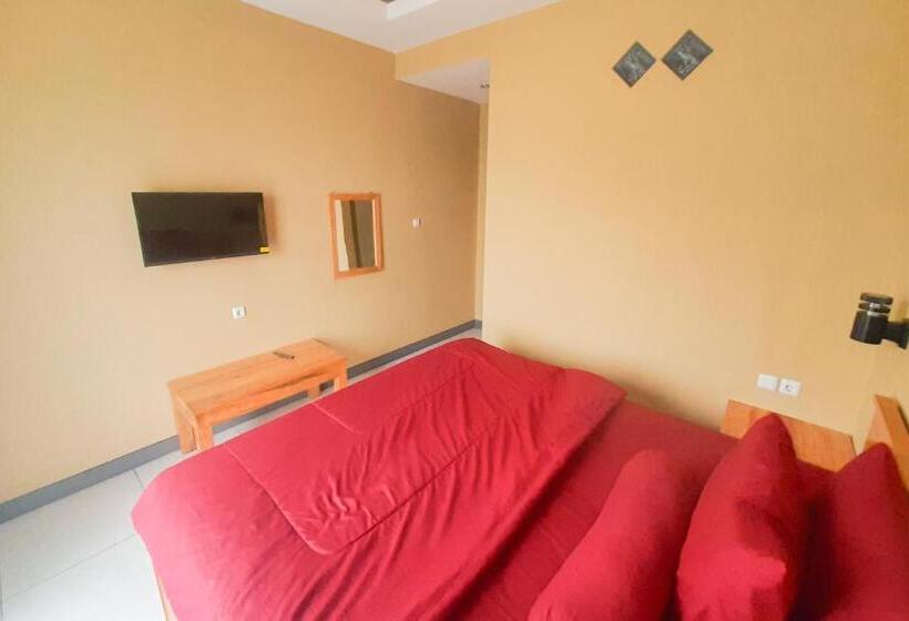 Номер Стандарт с Балконом, Delvia Bromo Homestay Mitra Reddoorz