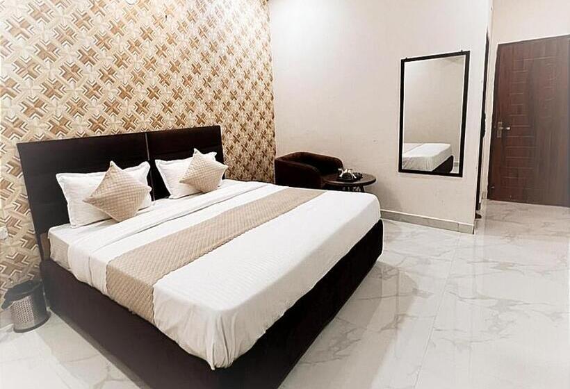 デラックスルーム, Golden A Class    By Sky Prop    Firozpur Road Ludhiana