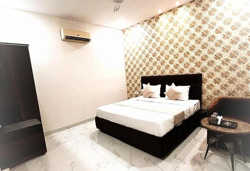 デラックスルーム, Golden A Class    By Sky Prop    Firozpur Road Ludhiana