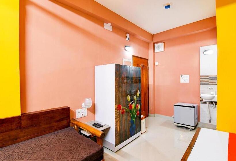 Classic Kolmen Hengen Huone, Oyo Flagship Metrortel Guest House