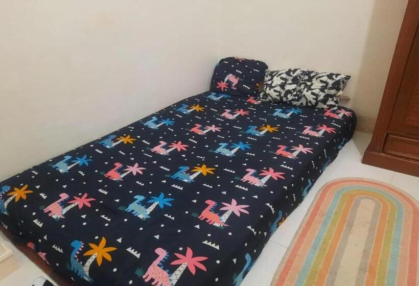 Номер Стандарт, Oyo Life 93160 Kost Jenny Karawang