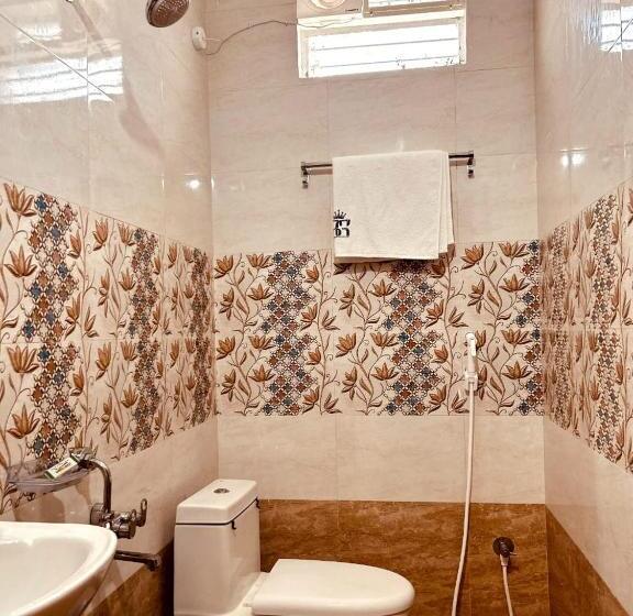 Economy Room, Sitar Grand