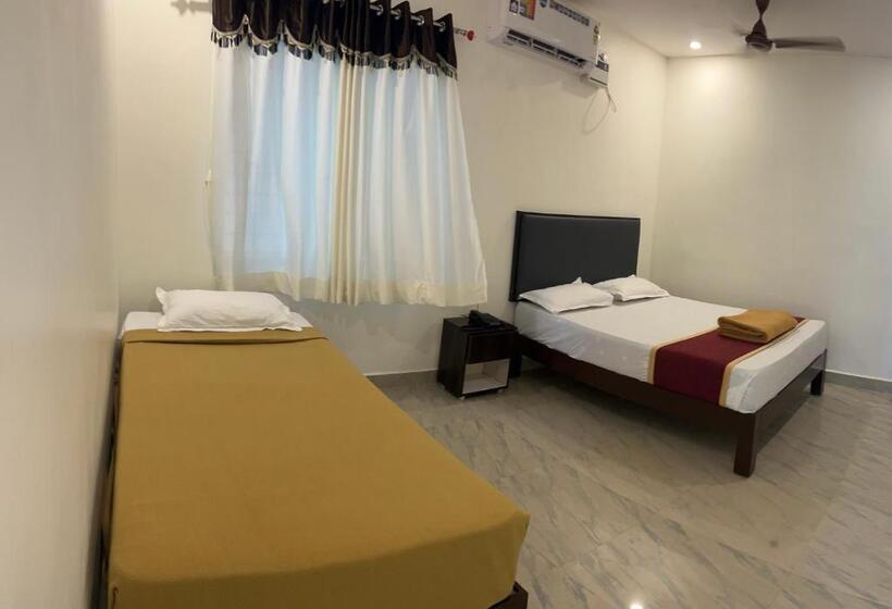 Deluxe Triple Room, Sitar Grand