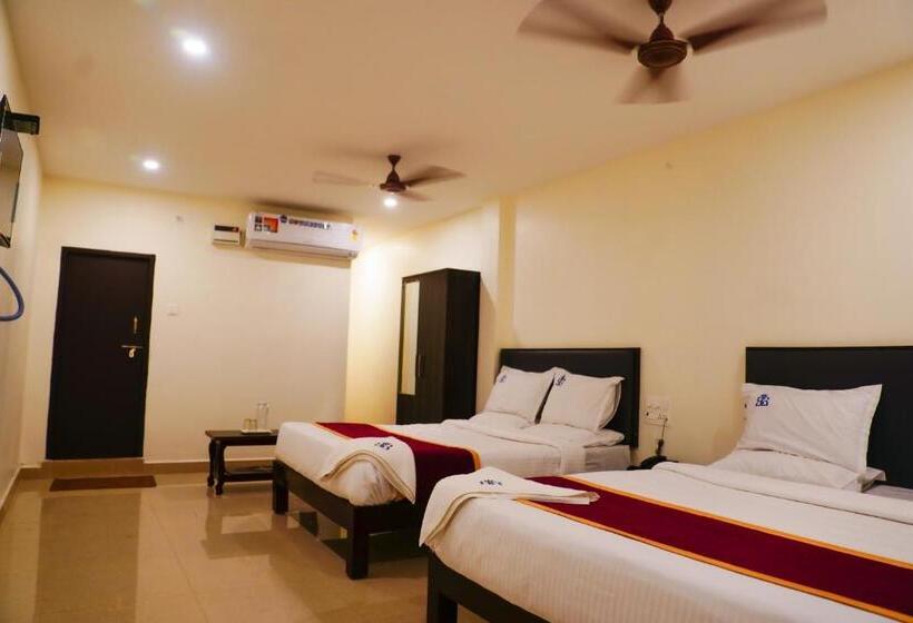 Standard Quadruple Room, Sitar Grand